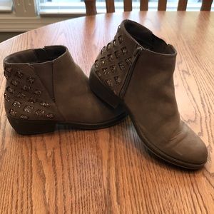 Girl’s SO brand Sicily Taupe booties